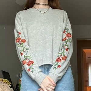 🌿 Embroidered Crewneck